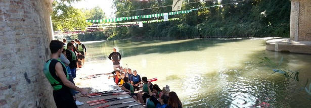 Studenti in canoa