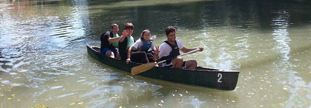 Studenti in canoa